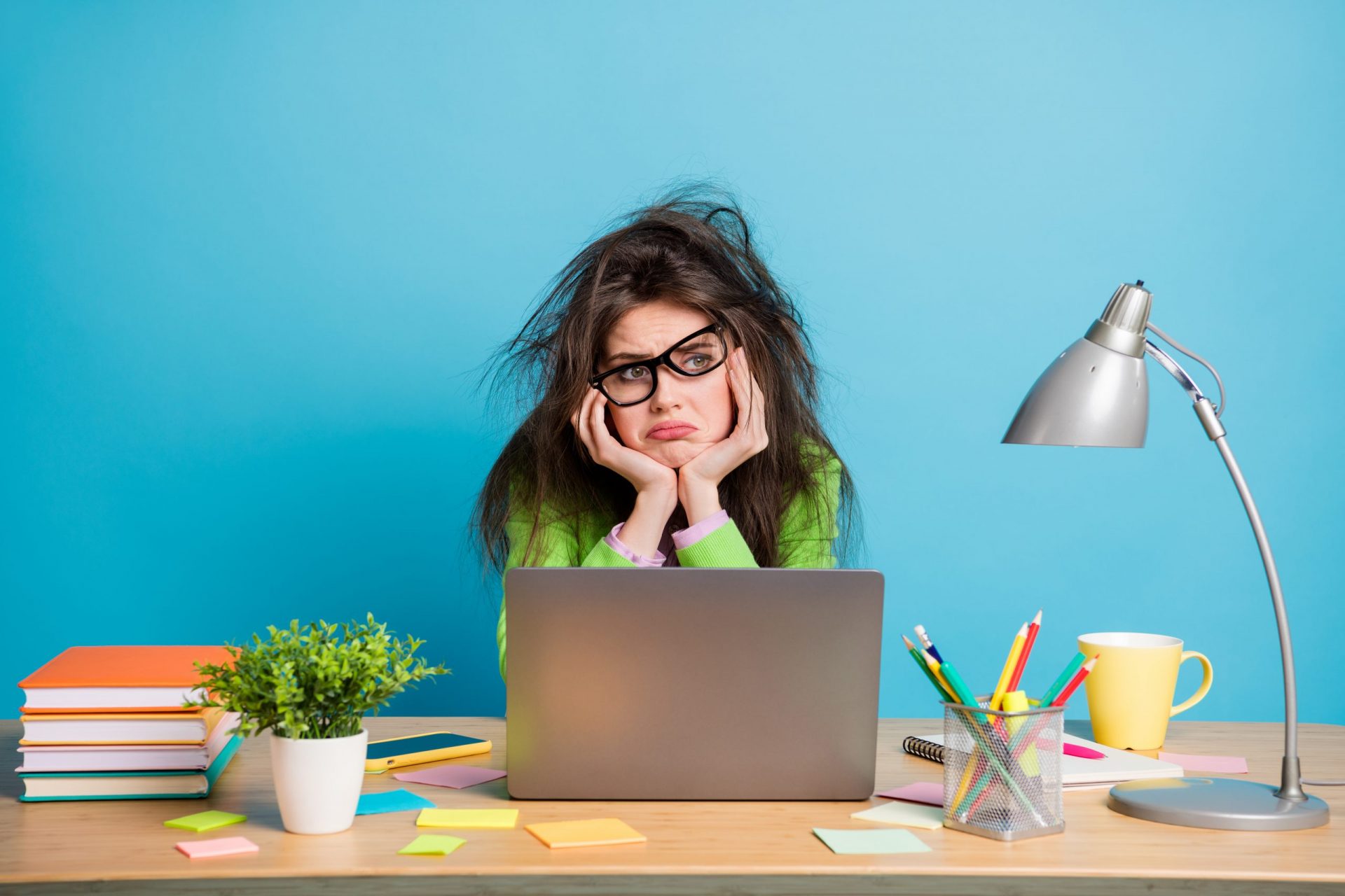 Professionnels en réunion autour d’une table de travail.