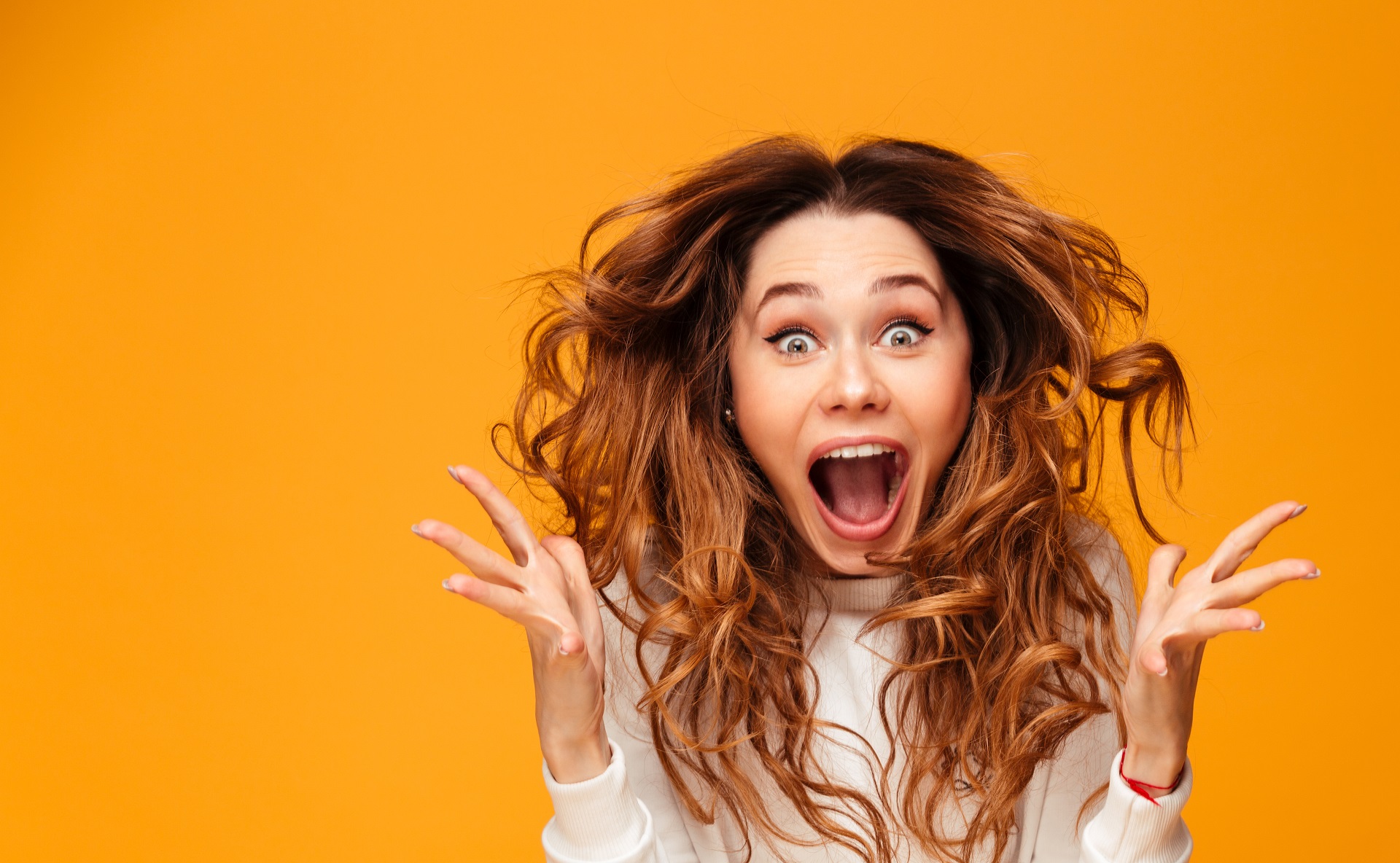 Courtier en assurance rencontrant un couple de clients dans un bureau moderne.