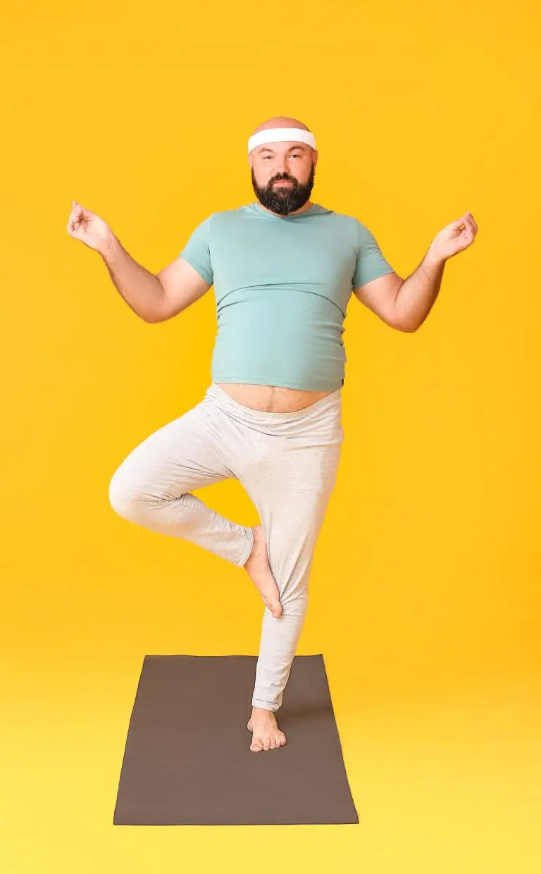 Homme en posture de yoga illustrant la flexibilité des avantages d'ASSUR2C