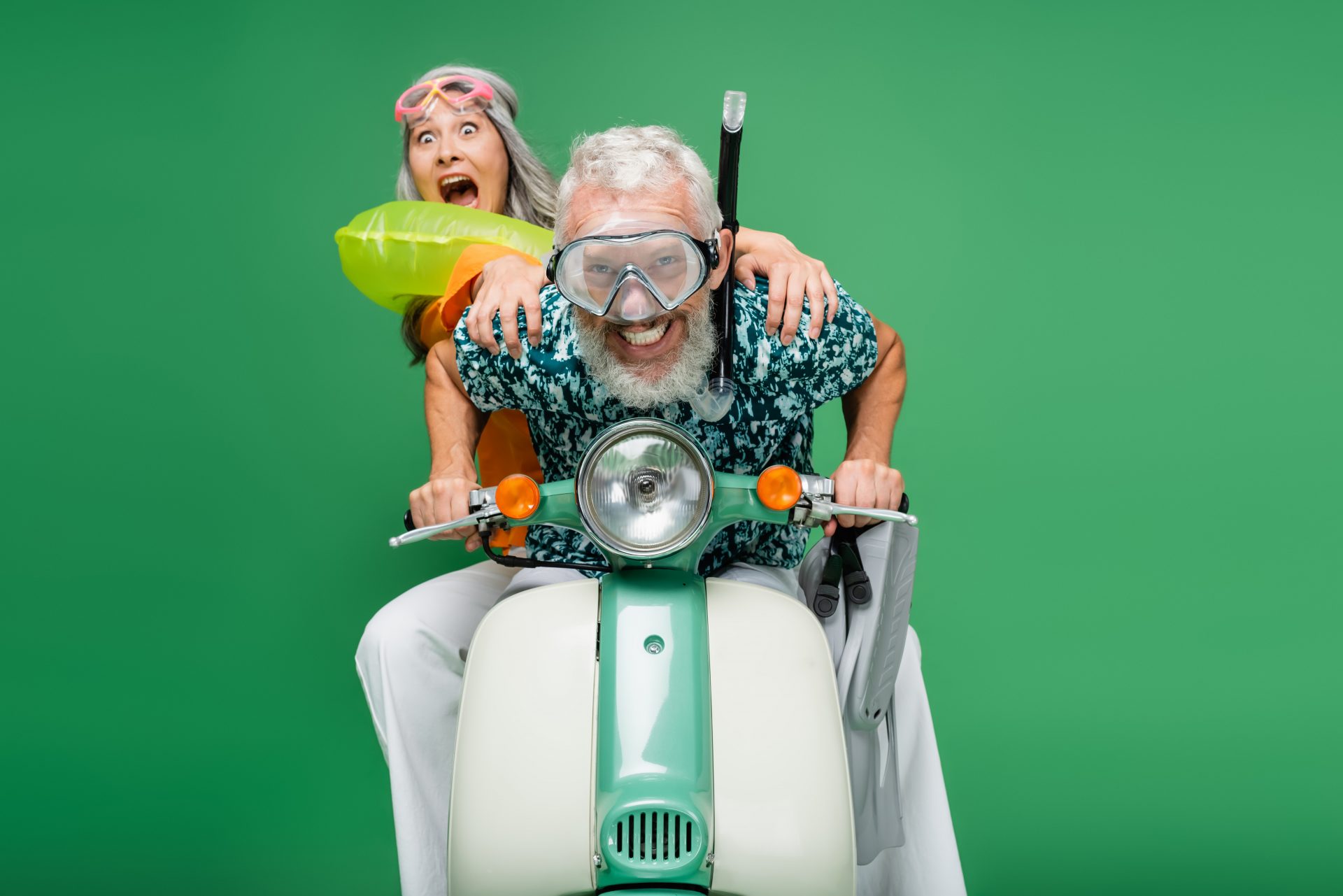 Motard roulant sur une route en plein air avec son deux-roues.